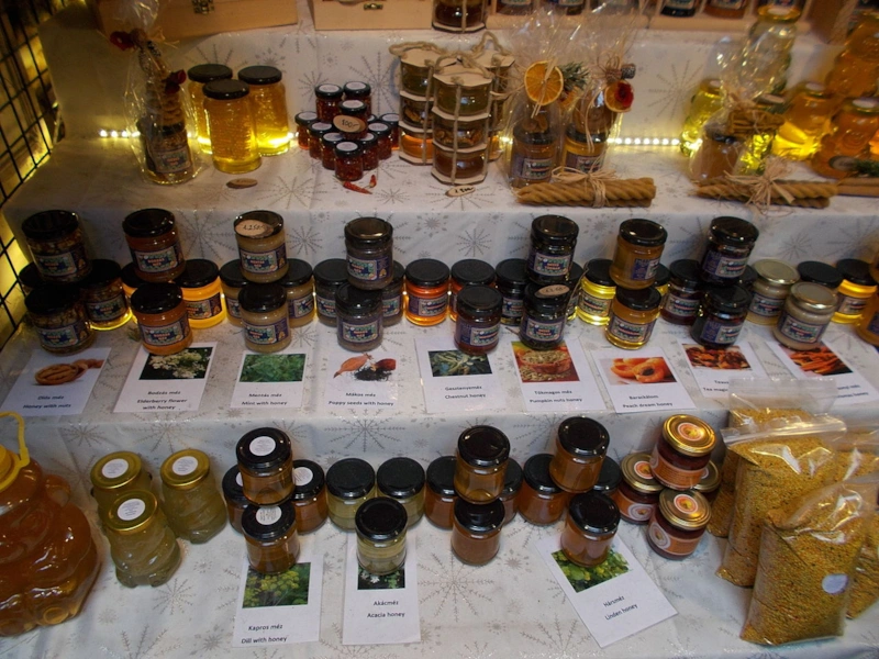 Рождественский магазин меда. Будапешт (https://commons.wikimedia.org/wiki/Category:Honey#/media/File:Christmas_market_in_2015_De%C3%A1k_Street._Honey_2._-_Budapest.JPG)